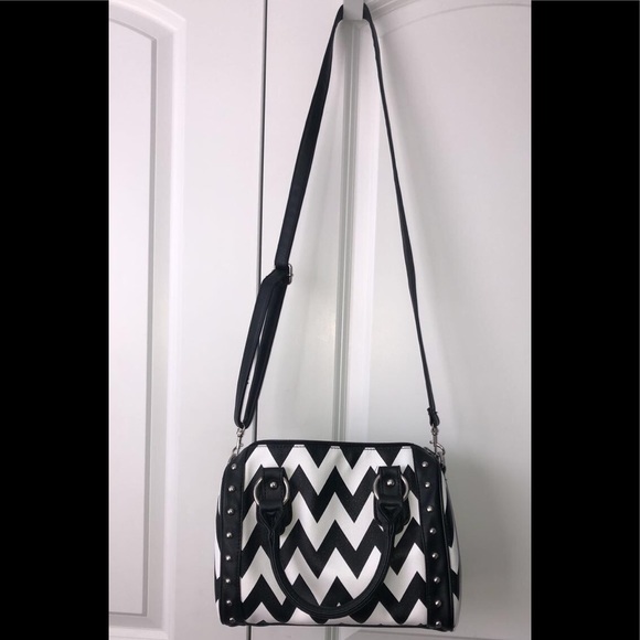 Chevron, black and white bag. - Picture 1 of 4